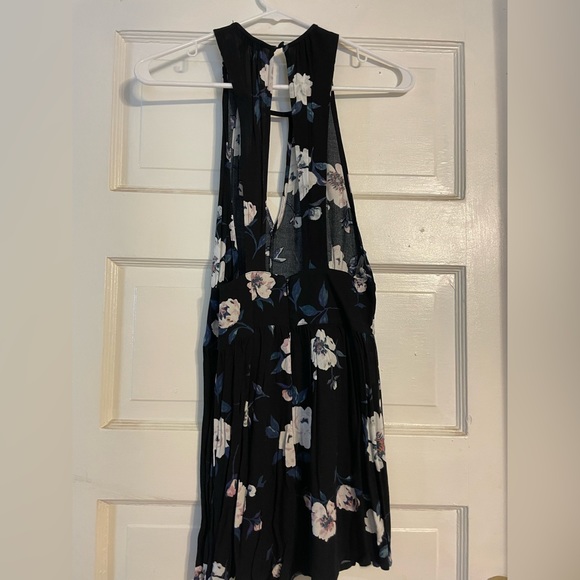 ** NWT ** Kendall & Kylie size XS floral romper - Picture 2 of 3